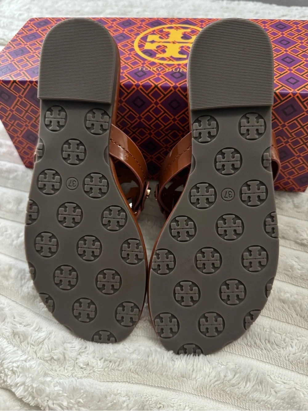 Tory Burch Patent Leather Logo Thong Sandals in Brown - Picture 2 of 3